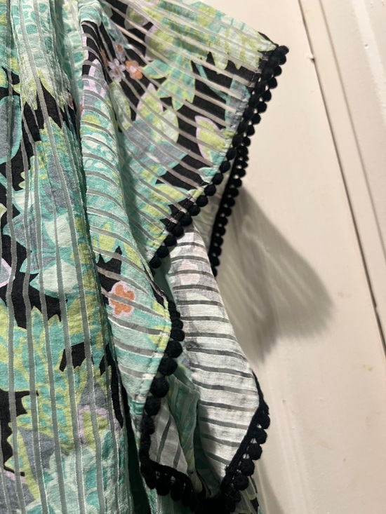 Floral Mint V-Neck Pleated lined Women’s Top - Black Trim - Picture 8 of 9